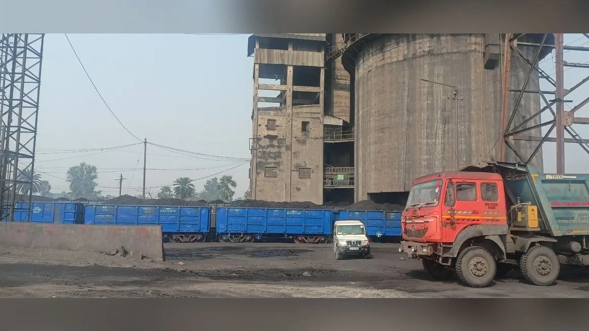 एमजीआर रेलवे लाइन बाधित होने से करोड़ों का नुकसान