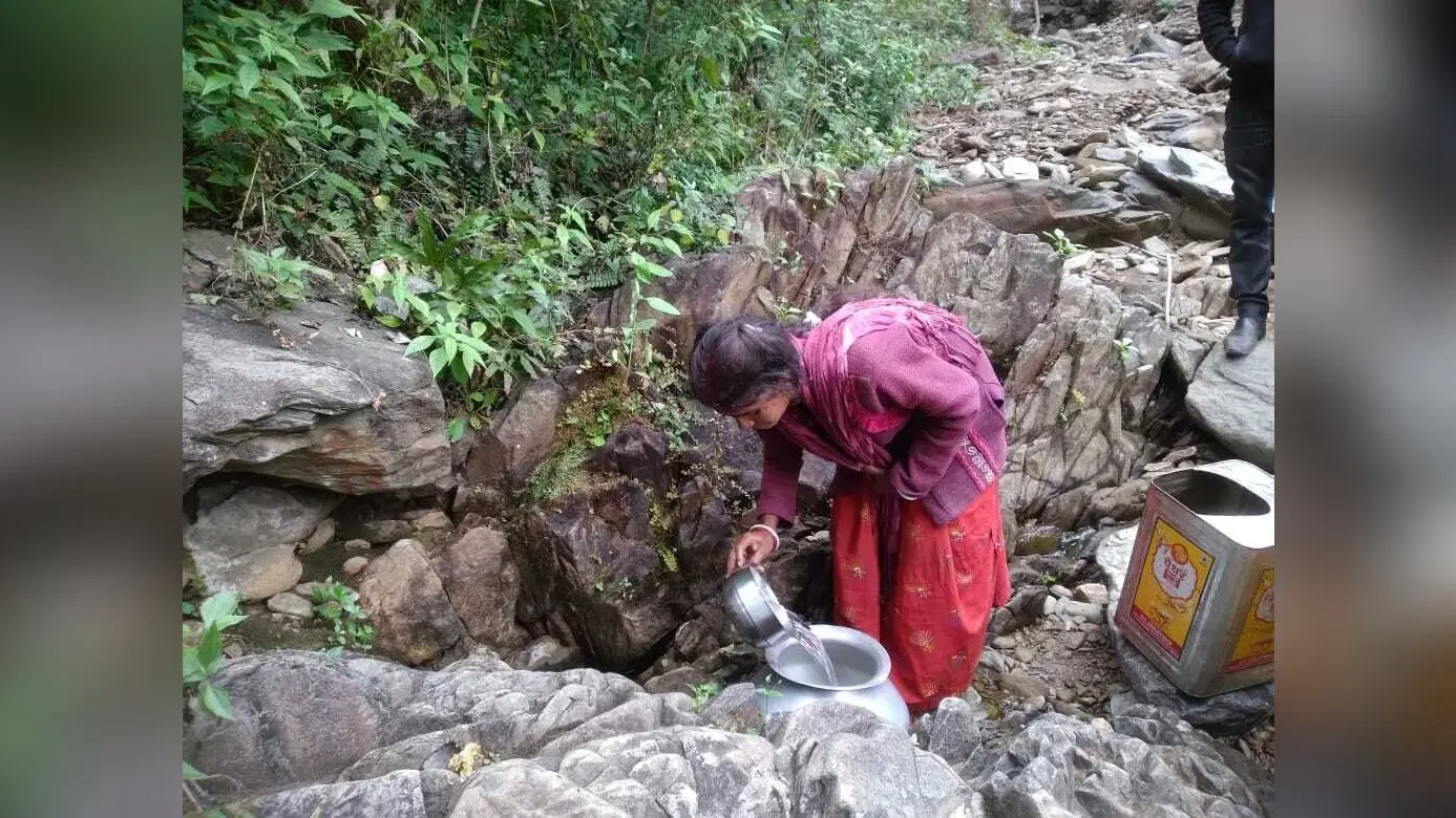 Seraikela News : चौका में आदिम जनजाति पहाड़िया के 27 परिवार बुनियादी सुविधाओं से वंचित, नाले का पानी पीते हैं, बीमार को कंधे पर ले जाते हैं अस्पताल, 10 किमी दूर से लाते हैं राशन