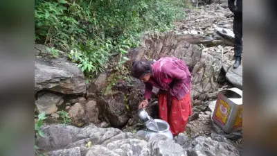 Seraikela News : चौका में आदिम जनजाति पहाड़िया के 27 परिवार बुनियादी सुविधाओं से वंचित, नाले का पानी पीते हैं, बीमार को कंधे पर ले जाते हैं अस्पताल, 10 किमी दूर से लाते हैं राशन