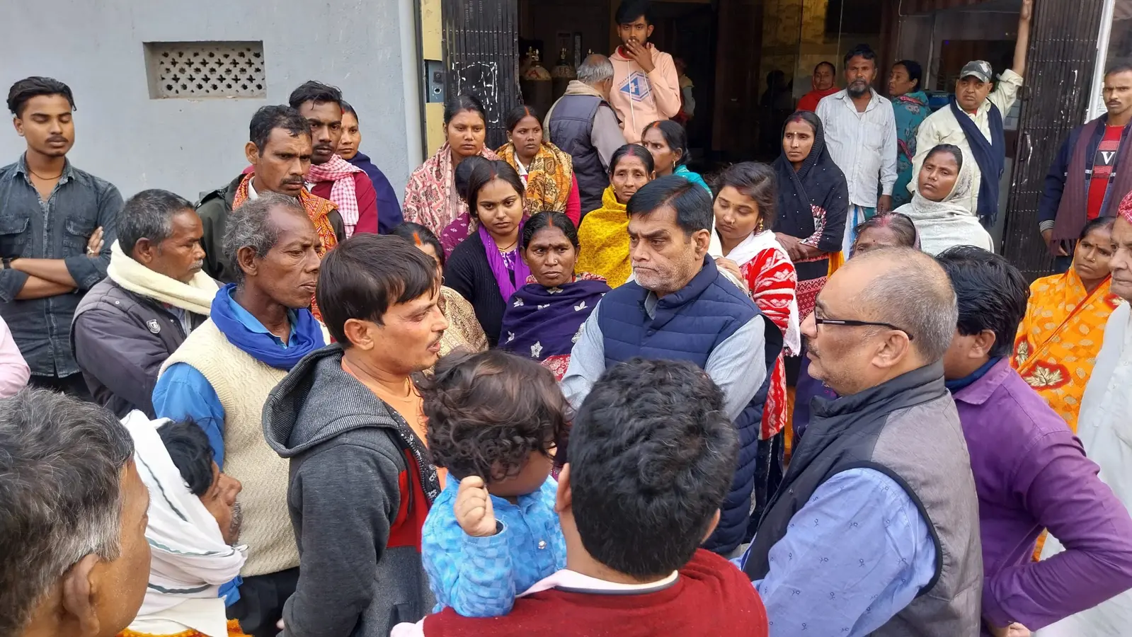 ट्रांसफार्मर फटने से झुलसी महिला की मौत पर दिया चार लाख का चेक