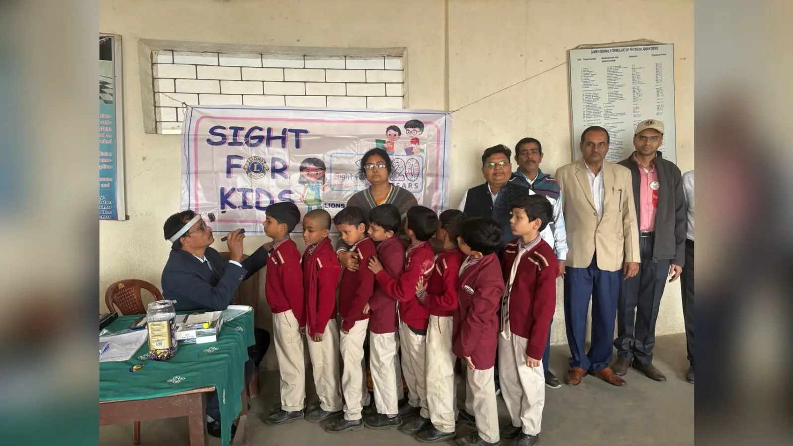 Pakur News: 400 विद्यार्थियों का किया गया नेत्र परीक्षण