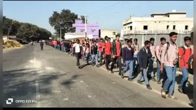 नो इंट्री की मांग को लेकर सड़क पर उतरे स्कूली बच्चे