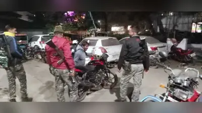 तेज रफ्तार बाइक सवार ने कार में मारी टक्कर, दुर्घटना में बाइक व कार सवार जख्मी