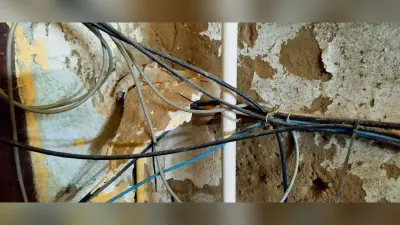 जर्जर सदर प्रखंड कार्यालय कभी भी हो सकता है ध्वस्त