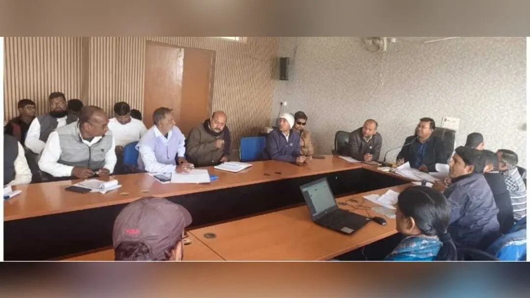 Giridih News: बीडीओ ने की योजनाओं की अद्यतन स्थिति की समीक्षा