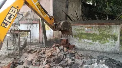 लगातार चौथे दिन अतिक्रमण पर चला बुलडोजर, सरकारी जमीन से हटायी गयी दुकानें