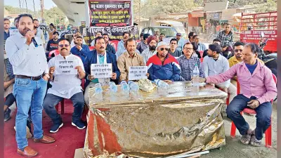 Ranchi news : बहूबाजार में दुकान तोड़ने के लिए मार्किंग किये जाने के विरोध में दिया धरना