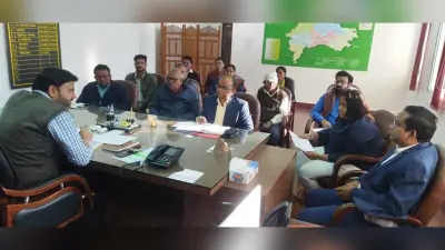 योग्य किसानों को फसल बीमा का लाभ दें : उपायुक्त