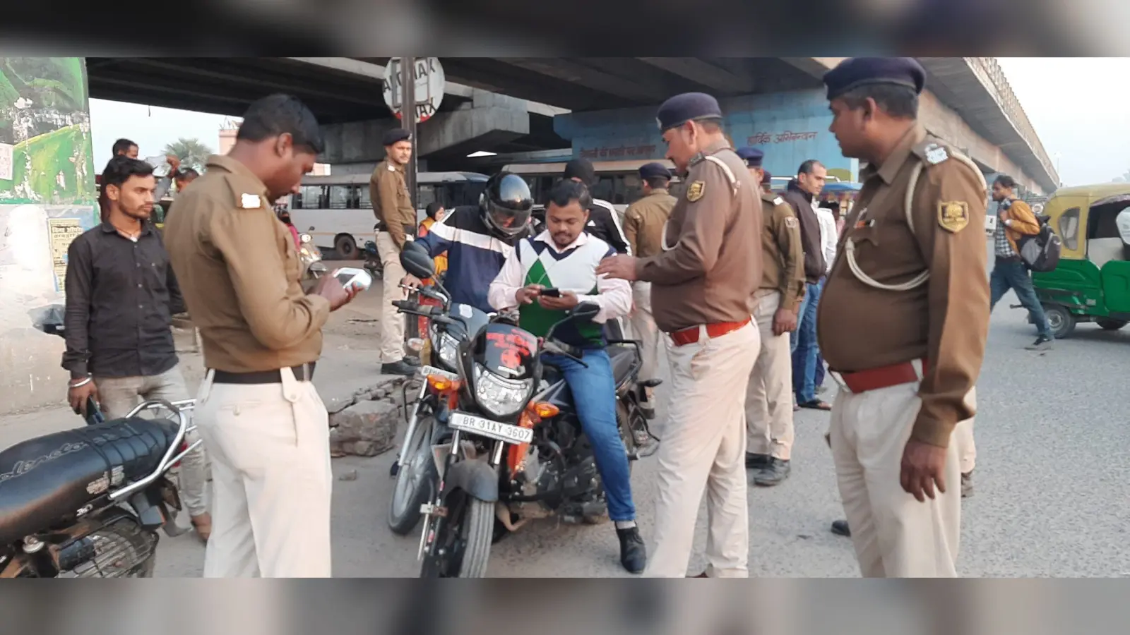 hajipur news. ट्रैफिक पुलिस ने बीते माह 1412 वाहन चालकों से वसूला 23 लाख 70 हजार रुपये जुर्माना
