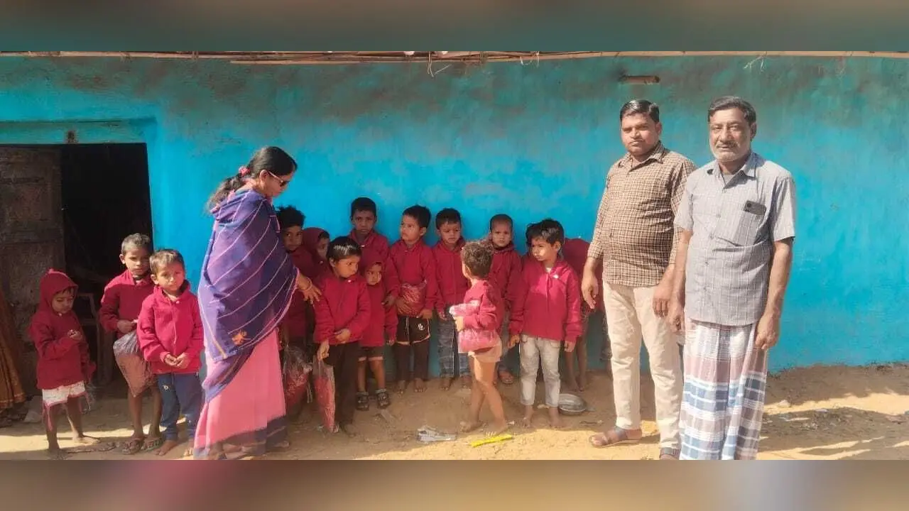 आंगनबाड़ी केंद्र कोरीडीह-टू में बच्चों के बीच बंटा स्वेटर