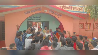 एडमिट कार्ड नहीं मिलने पर छात्रों ने किया हंगामा, शिक्षकों को बनाया बंधक