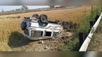 Deoghar news : तेज रफ्तार वाहन धान की खेत में पलटा, शादी समारोह से लौट रहे सवारियों को लगी हल्की चोट