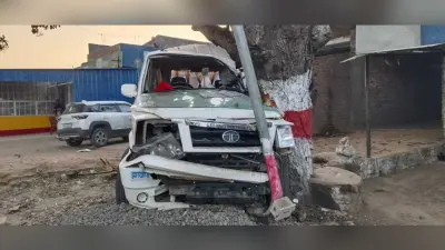 Deoghar News :मोहनपुर सीओ का सरकारी वाहन पेड़ से टकराया, कोई हताहत नहीं