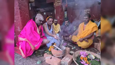 Deoghar News : काली मंदिर में खप्पड़ पूजा शुरू, सरदार पंडा ने की अग्नि प्रज्वलित