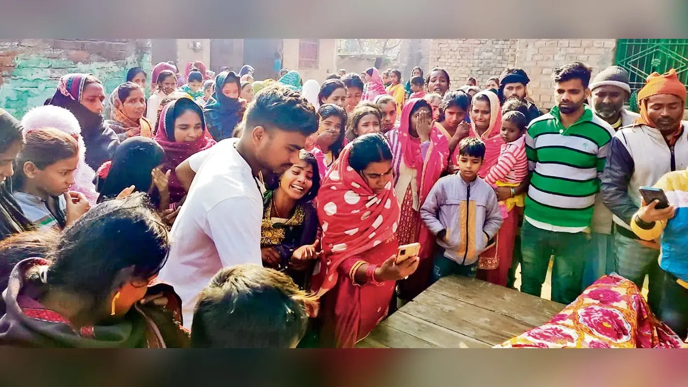 Siwan News : जगदीशपुर में पेड़ से लटका मिला युवक का शव, हत्या का आरोप