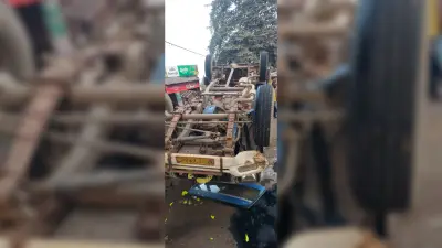 डीजे लदा पिकअप पलटा, तीन मासूम सहित आधा दर्जन घायल, भर्ती