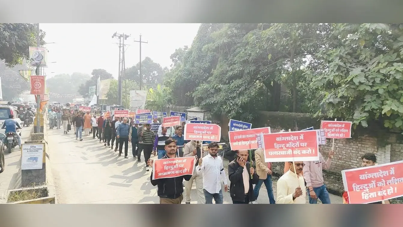 Katihar news : बांग्लादेश में हिंदुओं पर हो रहे अत्याचार व मंदिरों में हो रहे हमले के विरोध में निकाला जुलूस