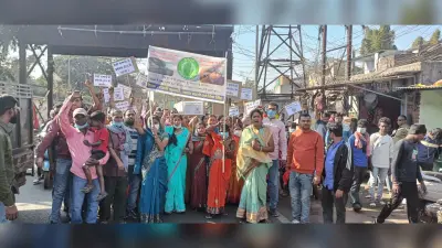 dhanbad news : प्रदूषण के खिलाफ लोयाबाद में ग्रामीणों का पैदल मार्च