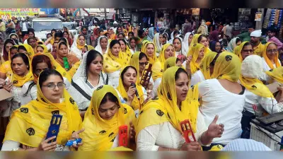 नगर कीर्तन में पंजाब का बैंड, यूपी की गतका पार्टी ने दिखाये हैरतअंगेज करतब