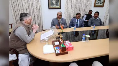 Ranchi News : सशस्त्र सेना झंड दिवस पर राज्यपाल को लगाया गया बैच