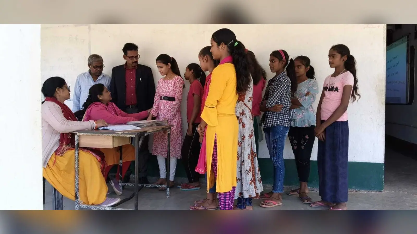 बेलवरना में 185 छात्राओं की हुई स्वास्थ्य जांच