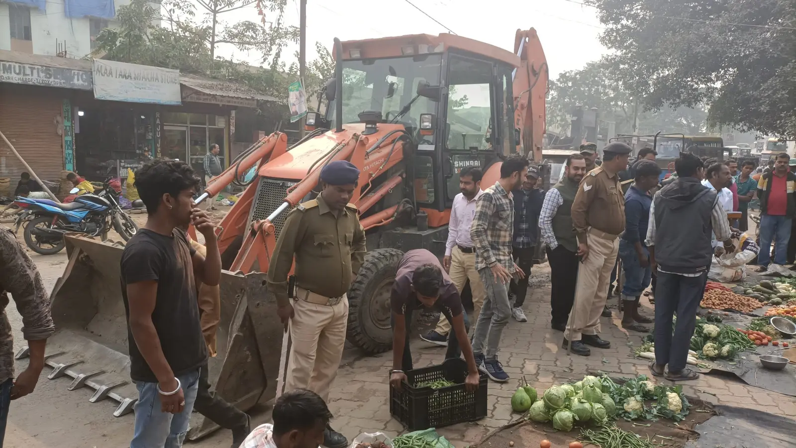 नप ने डे मार्केट से गांधी चौक तक चलाया अतिक्रमण हटाओ अभियान