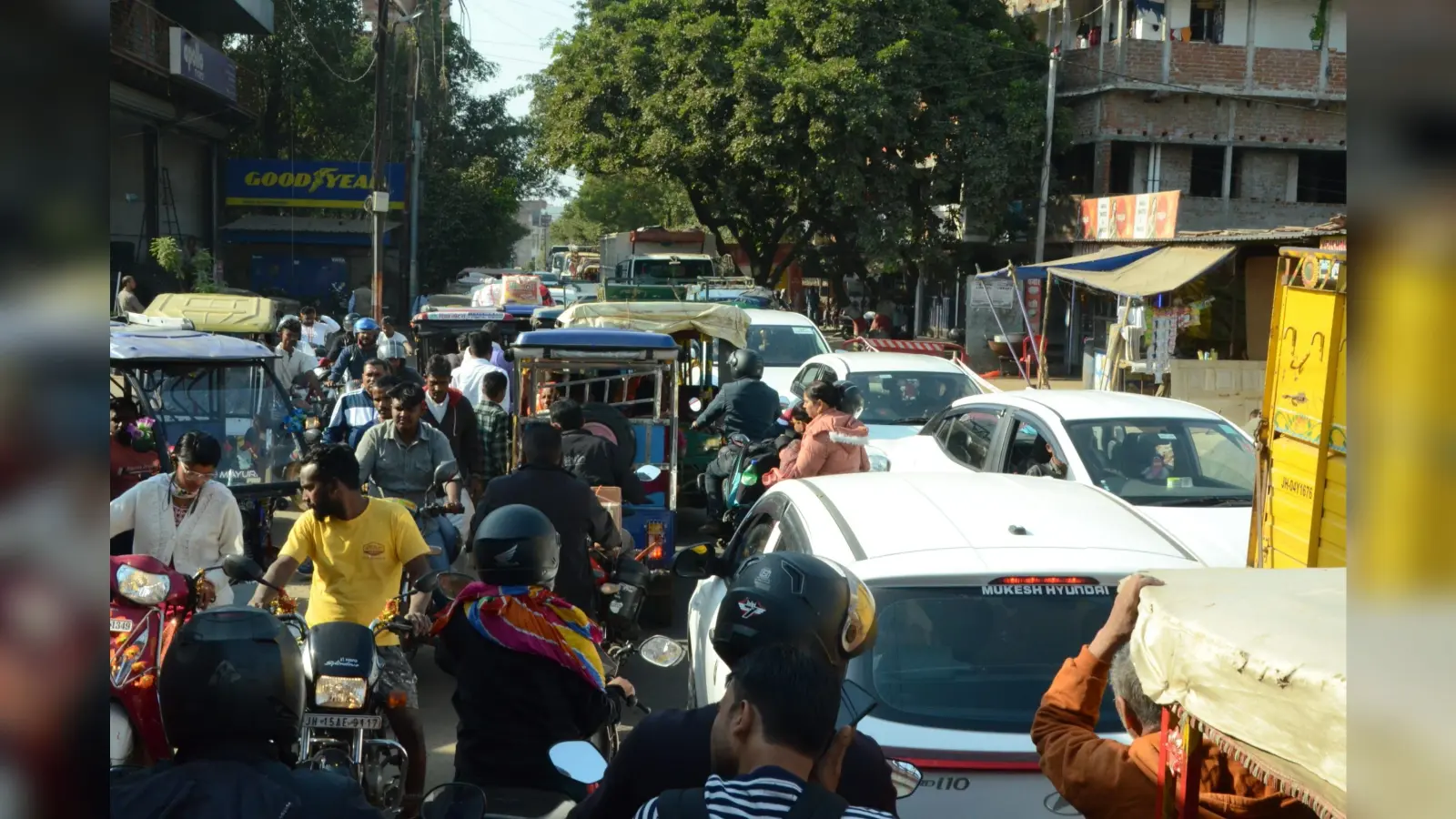 Deoghar News : बाबा मंदिर में सुबह से दोपहर तक रही भीड़, 60 हजार भक्तों ने किया जलार्पण