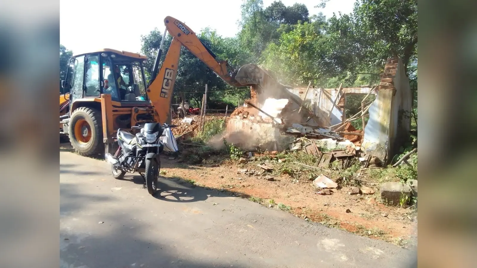 चिरेका प्रशासन ने 112 अवैध ढांचों को किया ध्वस्त