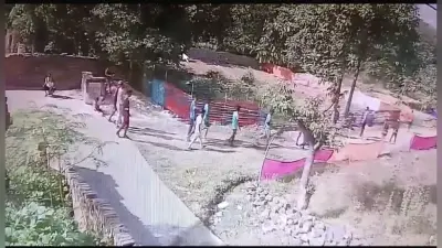 Giridih News :मारपीट में पिता-पुत्र घायल, सीसीटीवी में कैद हुई घटना