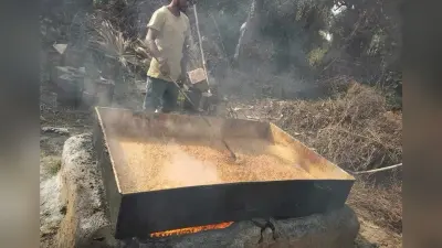 East Singhbhum : खजूर गुड़ की सोंधी खुशबू से महक रहे गांव