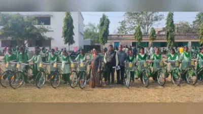 आठवीं की 89 छात्राओं के बीच साइकिलें वितरित