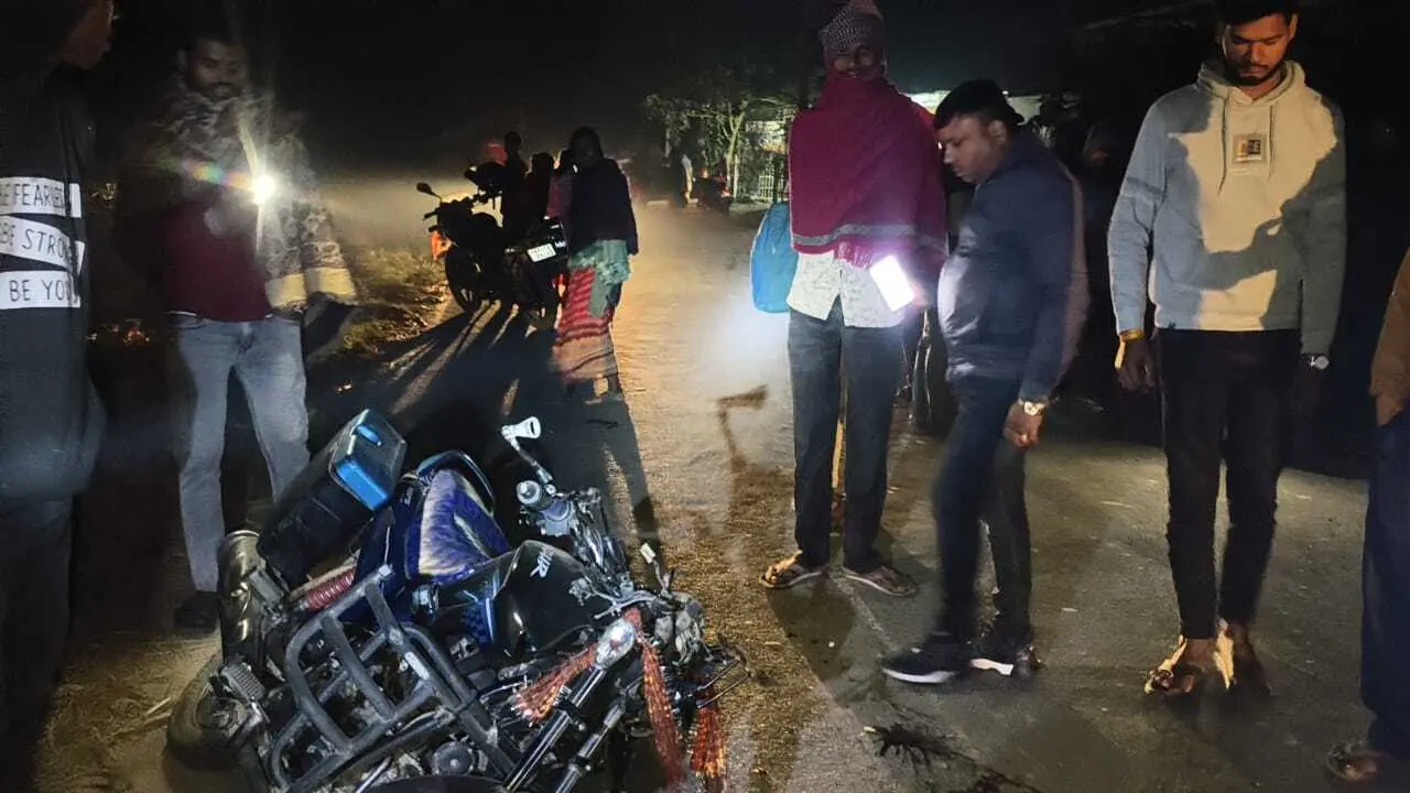 बाइक को 100 मीटर तक ट्रैक्टर ने घसीटा, युवक की मौत, पत्नी घायल
