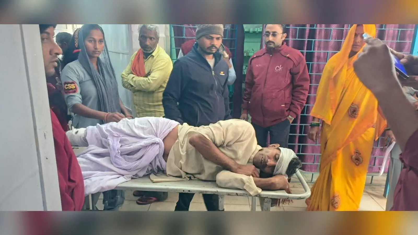 बाइक की ठोकर से वृद्ध सहित बाइक सवार जख्मी