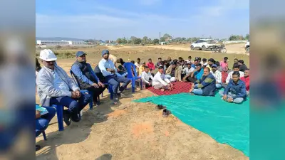 निर्माणाधीन जतराटांड़ के निकट शव जलाने के विरोध में ग्रामीणों ने काम रोका