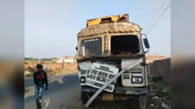 बच्चों को ले जा रहे स्कूल बस में ट्रक ने मारी जोरदार टक्कर, बाल-बाल बचे बच्चे