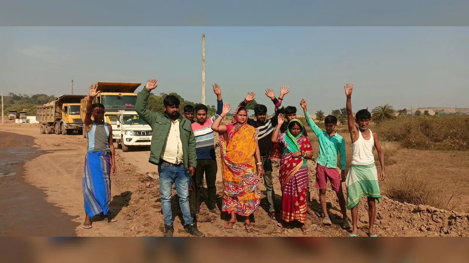 नौकरी व मुआवजे की मांग को लेकर रैयतों ने किया सड़क जाम