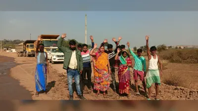 नौकरी व मुआवजे की मांग को लेकर रैयतों ने किया सड़क जाम