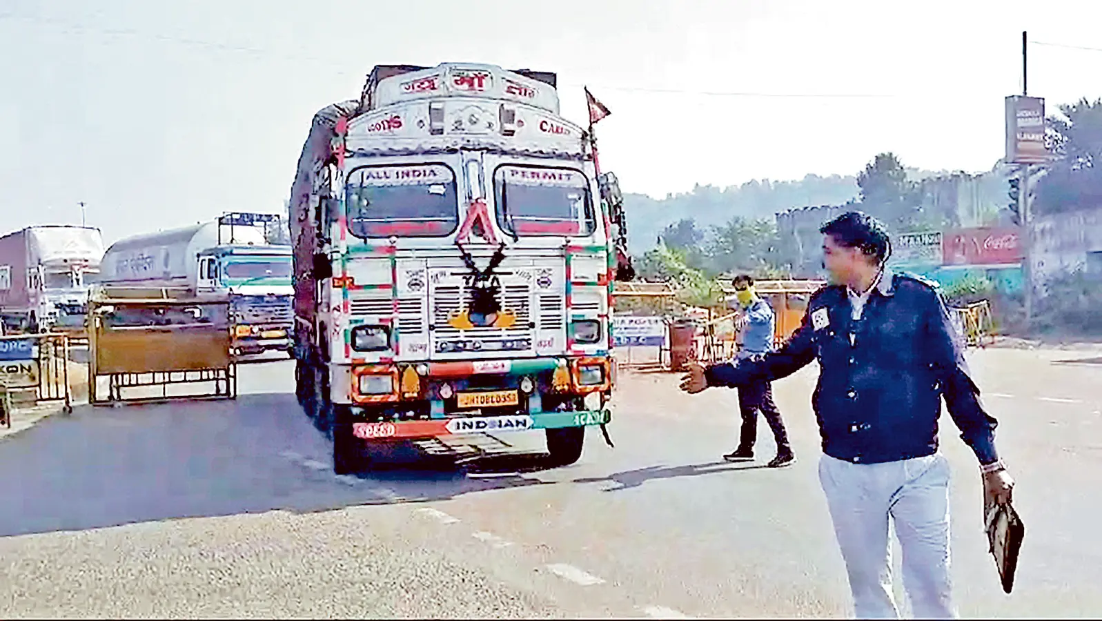 पशु चारा का फर्जी चालान दिखा कर बॉर्डर पर आलू पार कराने के दौरान पुलिस ने पकड़ा