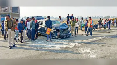 स्कूल वैन से टकरा कार के परखचे उड़े, बच्चा गंभीर