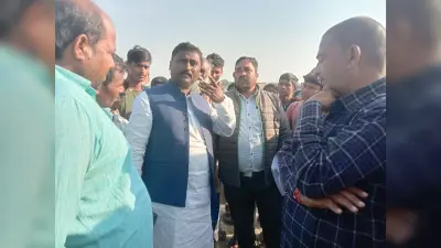 Aurangabad News : सड़क नहीं बनाने पर ग्रामीणों ने निर्माण कार्य को रोका