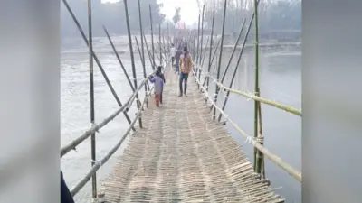दस लाख की लागत से कोसी नदी के हाटी घाट पर जुगाड़ पुल तैयार