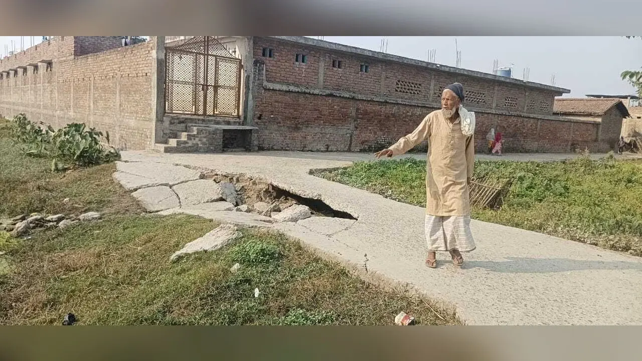 डेढ़ वर्ष पूर्व निर्मित पीसीसी सड़क टूटी, ग्रामीणों में नाराजगी