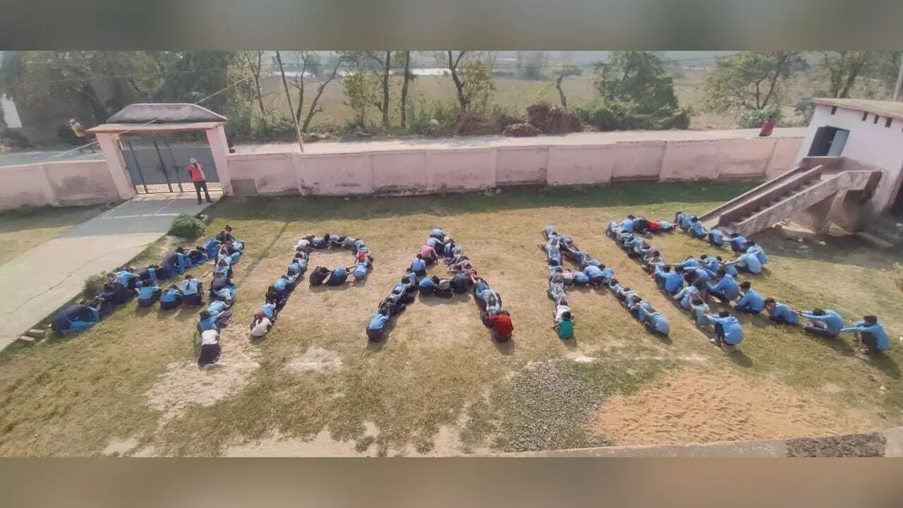 छात्रों ने मानव शृंखला बनाकर अपार शब्द को किया प्रदर्शित