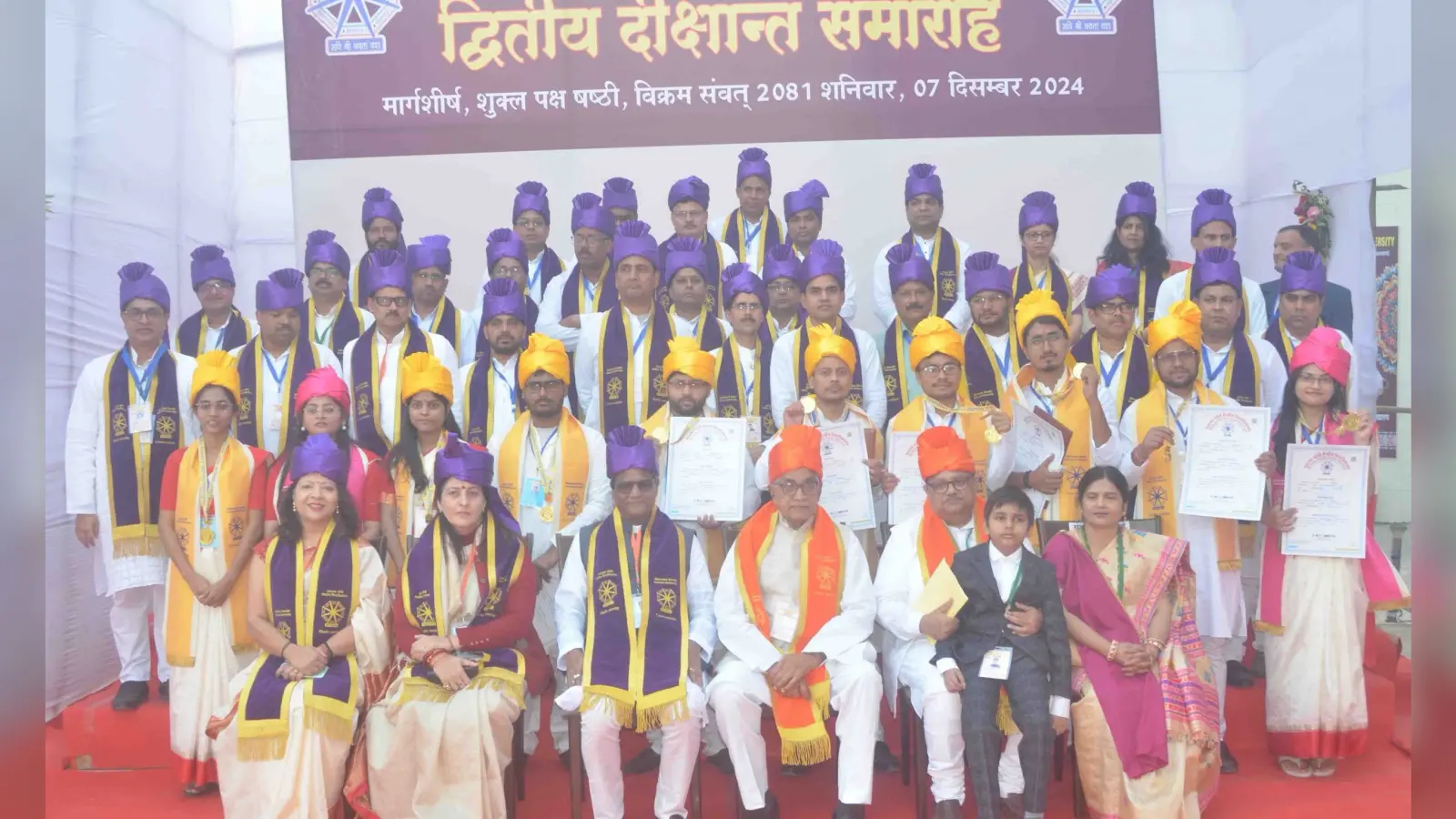 उपराष्ट्रपति के हाथों गोल्ड मेडल पाने से खिल उठे छात्र-छात्राओं के चेहरे