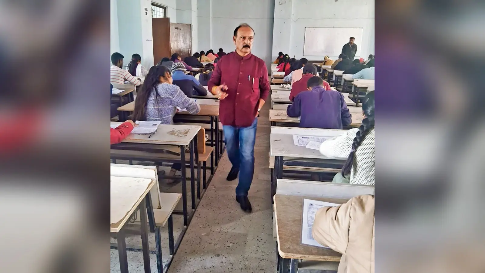 Chhapra News : पहले दिन 11 केंद्रों पर ऑनर्स के 10 विषयों के पेपर थ्री की हुई परीक्षा