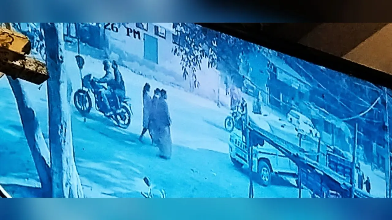 बोलेरो का शीशा तोड़ उचक्कों ने ढाई लाख रुपये उड़ाया