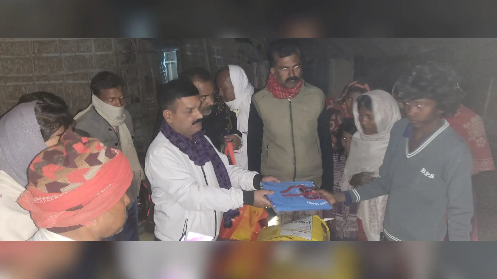 छोटी हरिराही गांव में अग्निपीड़ितों की विधायक ने की मदद