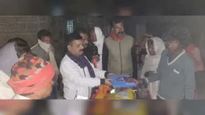 छोटी हरिराही गांव में अग्निपीड़ितों की विधायक ने की मदद