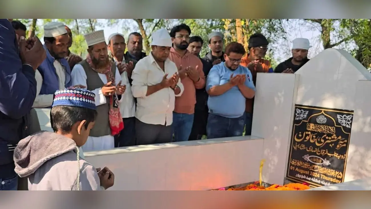 स्वास्थ्य मंत्री ने अपनी मां के कब्र पर पहुंच कर लिया आशीर्वाद