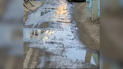 सड़क पर बहता है घरों का पानी, राहगीर परेशान